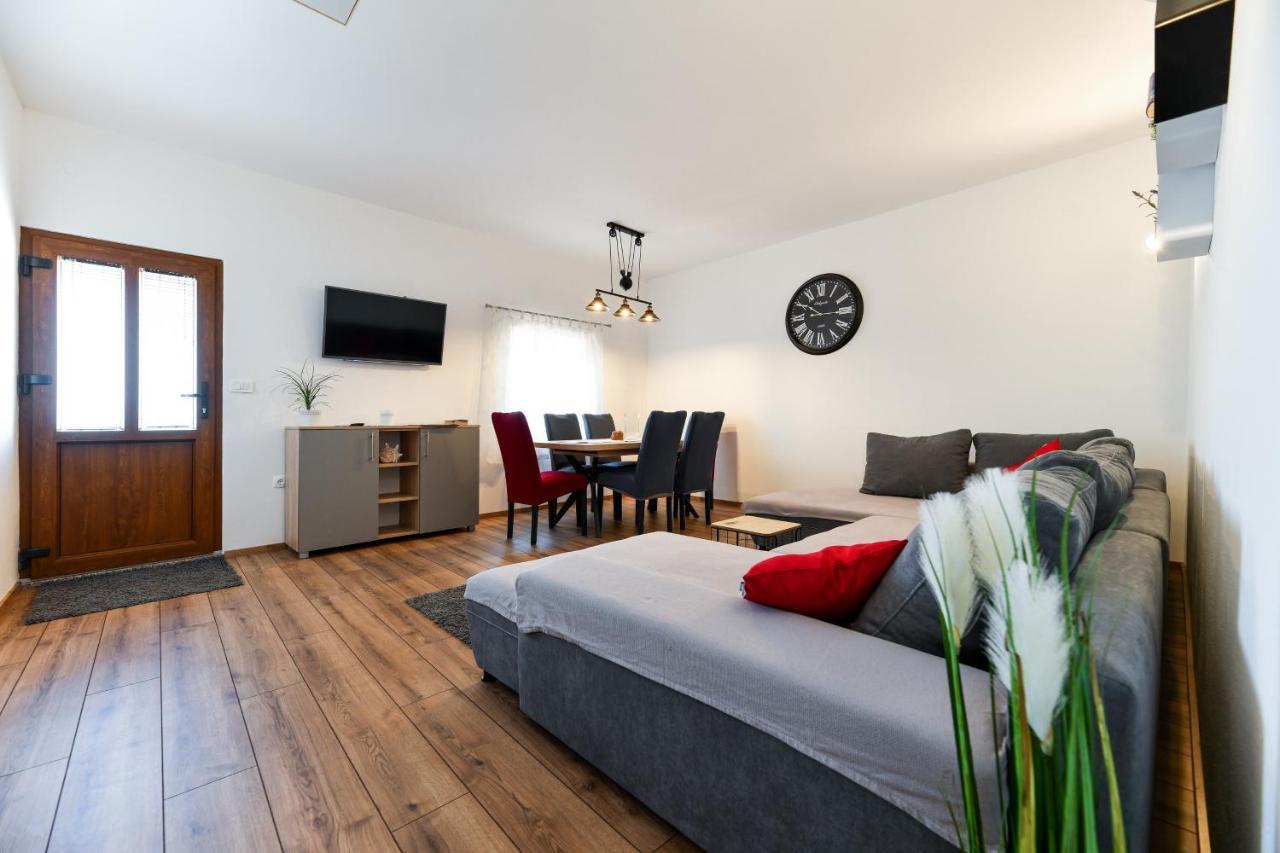 Holiday Home Skevini Dvori Стариград-Пакленица Екстериор снимка